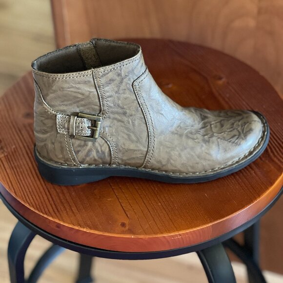 Clarks Bendables Ankle Boots Leather Zip with Buckle Booties, size 7.5 - Picture 1 of 7